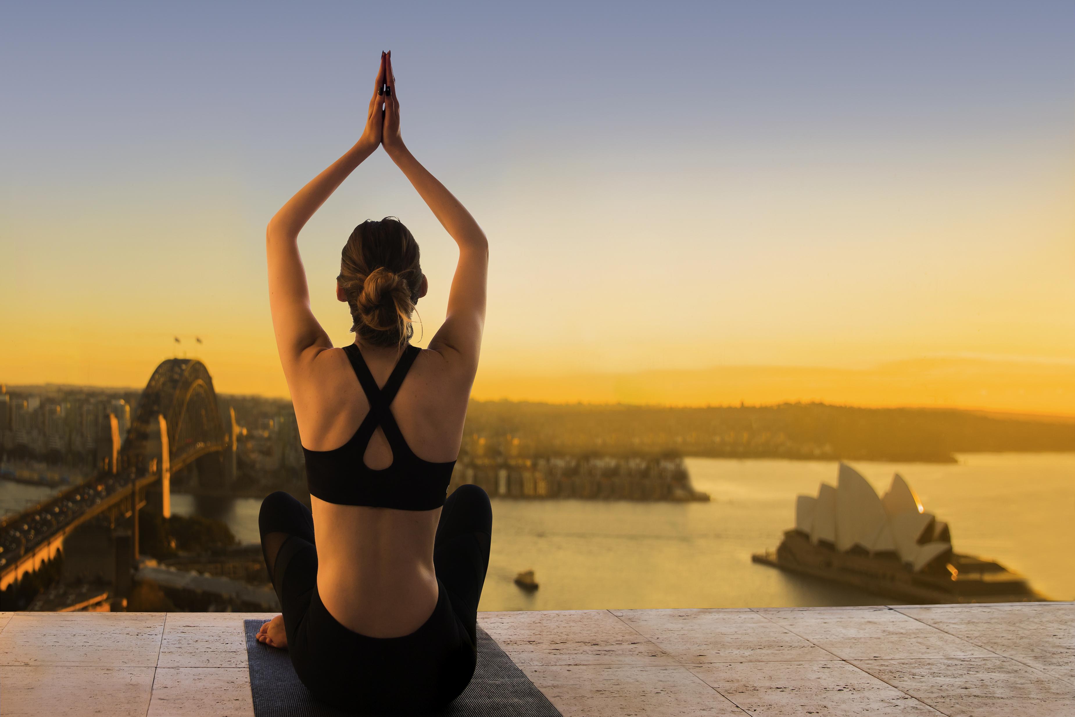 The Sebel Quay West Suites Sidney Exterior foto A woman practicing yoga at the Sydney Opera House