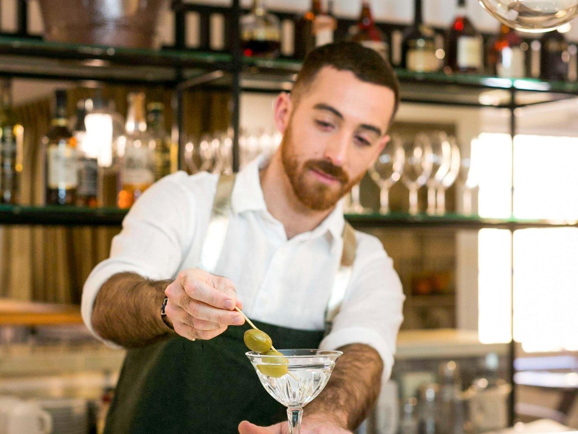 The Sebel Quay West Suites Sidney Exterior foto A bartender at work