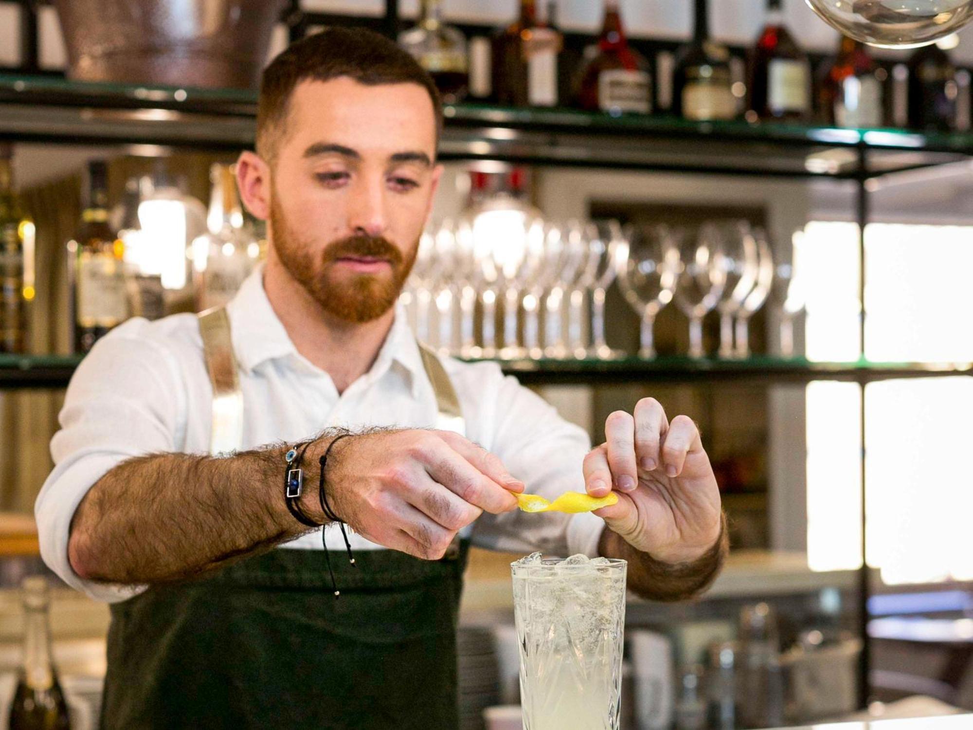 The Sebel Quay West Suites Sidney Exterior foto A bartender at work