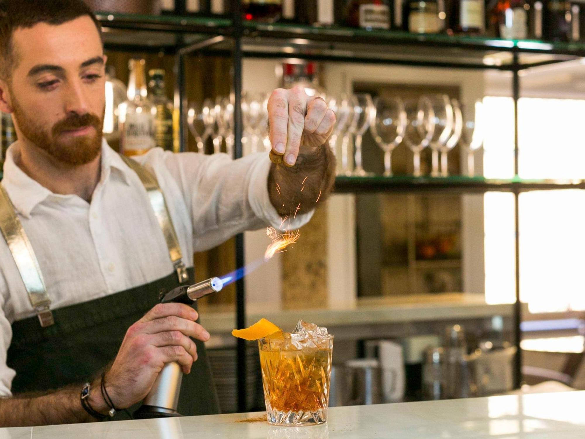 The Sebel Quay West Suites Sidney Exterior foto A bartender preparing a cocktail